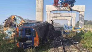 தாய்லாந்தில் இராட்சத கிரேன் ரயில் மீது விழுந்து கோர விபத்து – பலர் பலி