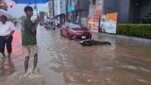 காலியில் கடும் மழை: வீதிகள் நீரில் மூழ்கின