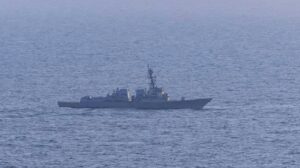 ஹோர்முஸ் நீரிணையில் ஈரானியக் கப்பலைத் தடுத்து நிறுத்திய அமெரிக்கப் போர்கப்பல்