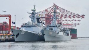 பாகிஸ்தானின் 2 போர்க்கப்பல்கள் கொழும்பில் நங்கூரமிட்டுள்ளன!