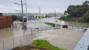 நியூசிலாந்தை உலுக்கும் புயல் – 90 விமானங்கள் ரத்து