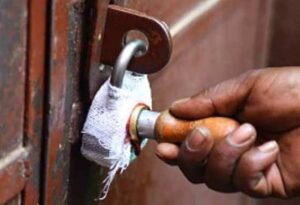 காலாவதியான உணவுகளை விற்ற கடைகளுக்கு சீல் வைப்பு!